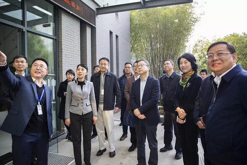 湖北省副省长陈安丽调研华日激光(图1) 湖北省副省长陈安丽调研华日激光(图1)