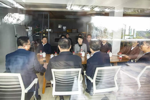 湖北省副省长陈安丽调研华日激光(图4) 湖北省副省长陈安丽调研华日激光(图4)