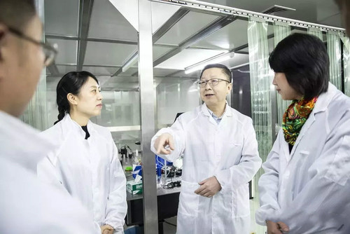 湖北省副省长陈安丽调研华日激光(图2) 湖北省副省长陈安丽调研华日激光(图2)