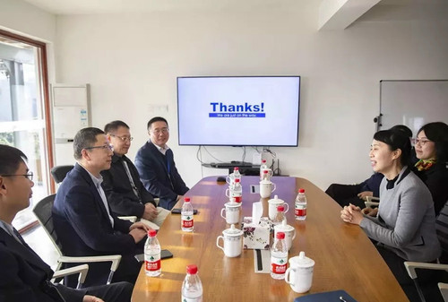 湖北省副省长陈安丽调研华日激光(图3) 湖北省副省长陈安丽调研华日激光(图3)