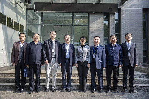 湖北省副省长陈安丽调研华日激光(图5) 湖北省副省长陈安丽调研华日激光(图5)