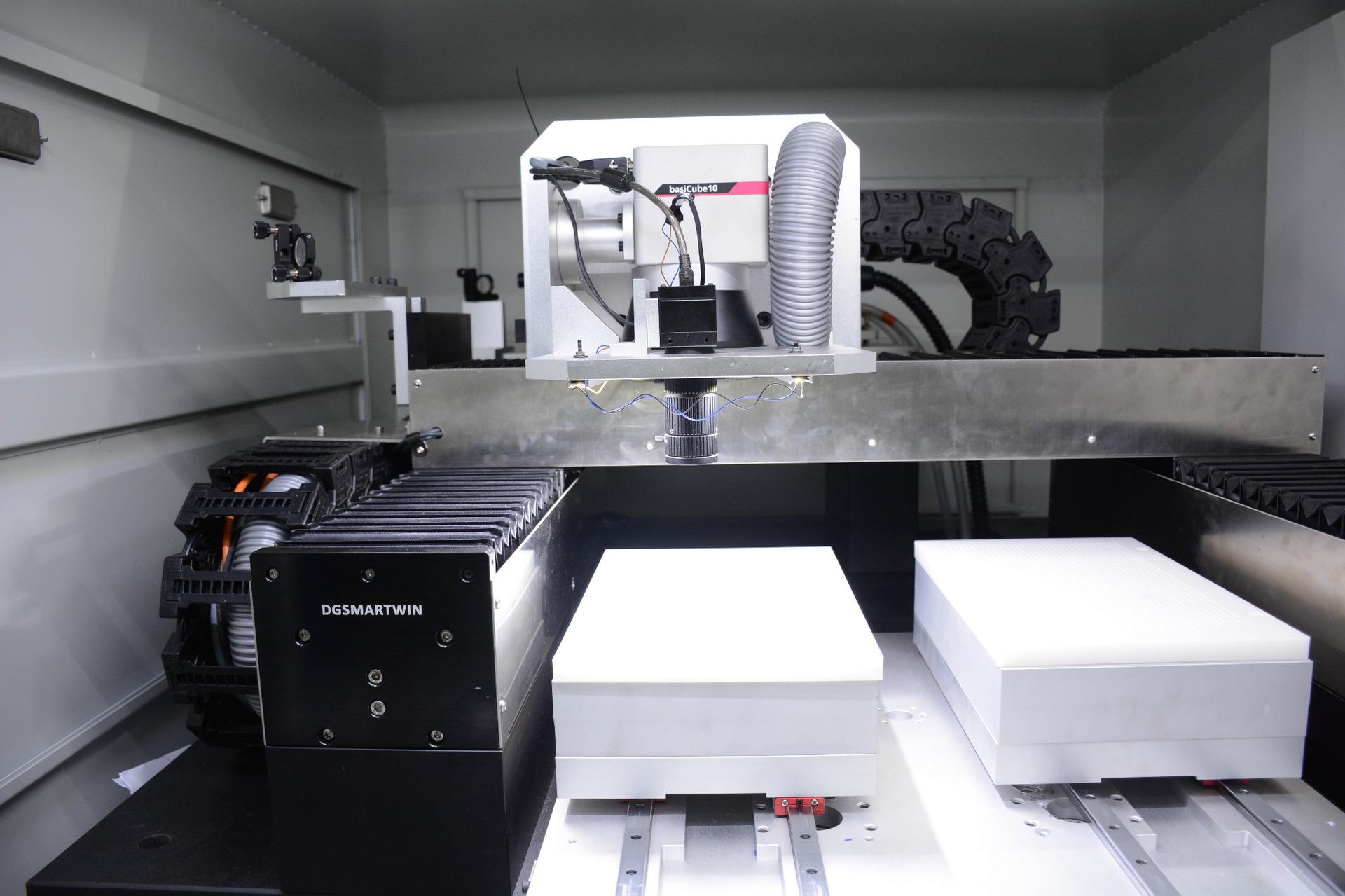 固體紫外激光器在PCB上的“冷加工”的優(yōu)勢(圖2) pcn切割.jpg